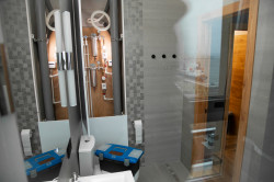 Pose d'une VMC hygroréglable en salle de bains